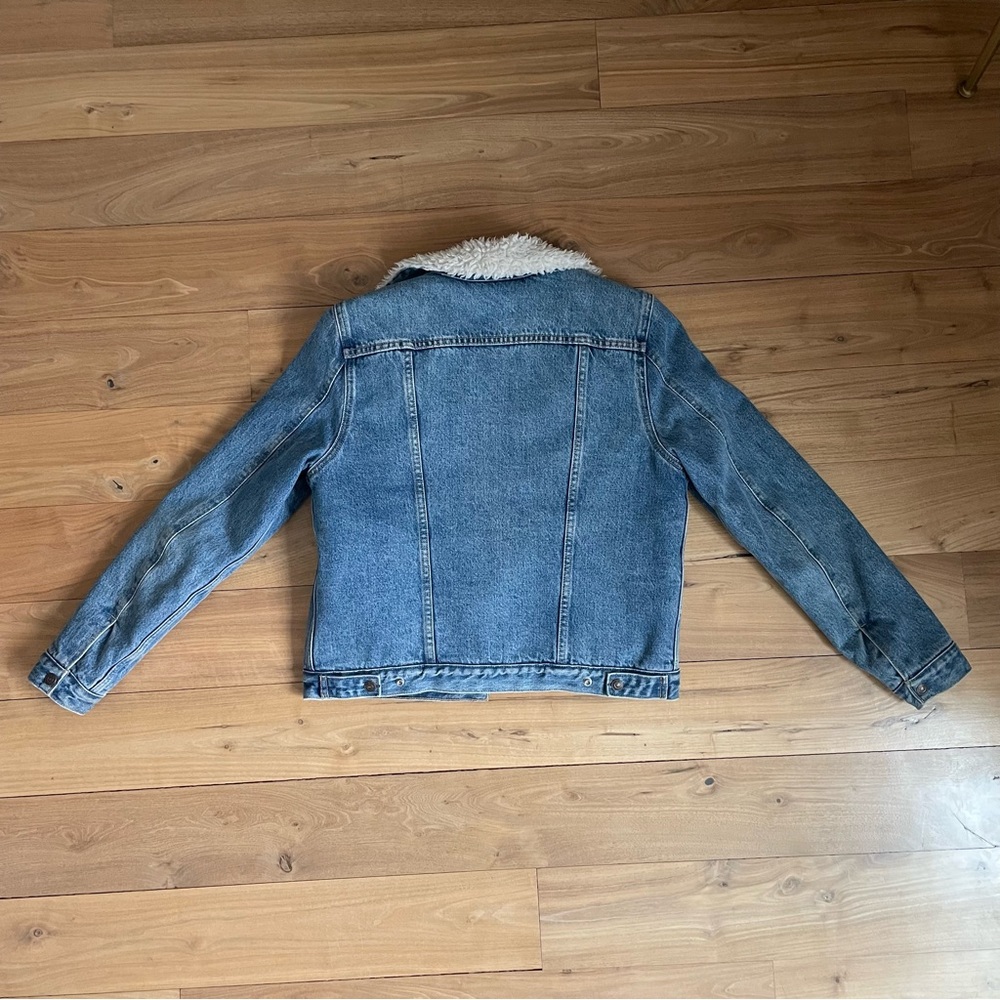 Levi's: Ex-Boyfriend Sherpa Trucker Denim Jacket - Picture 9 of 10